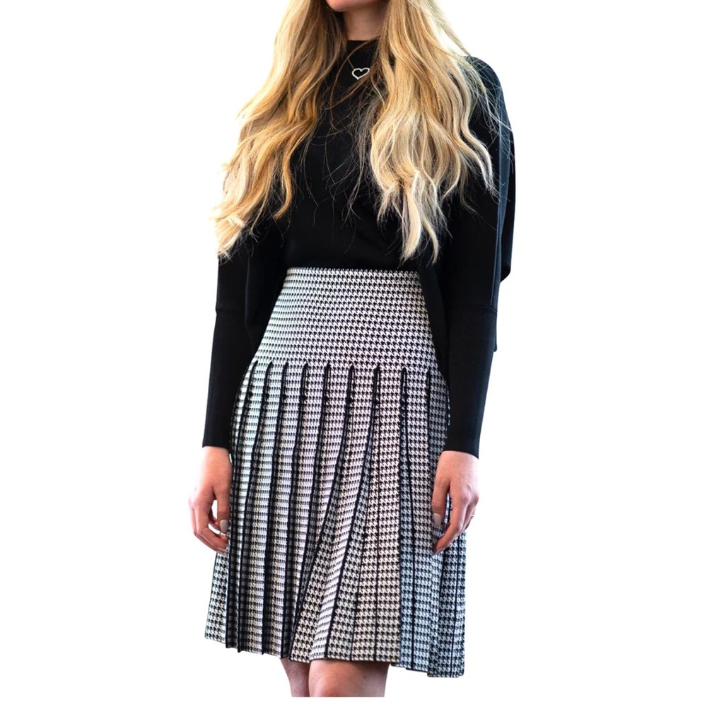 APPARALEL knitpleatwd infinity skirt /size small/ length 21 in